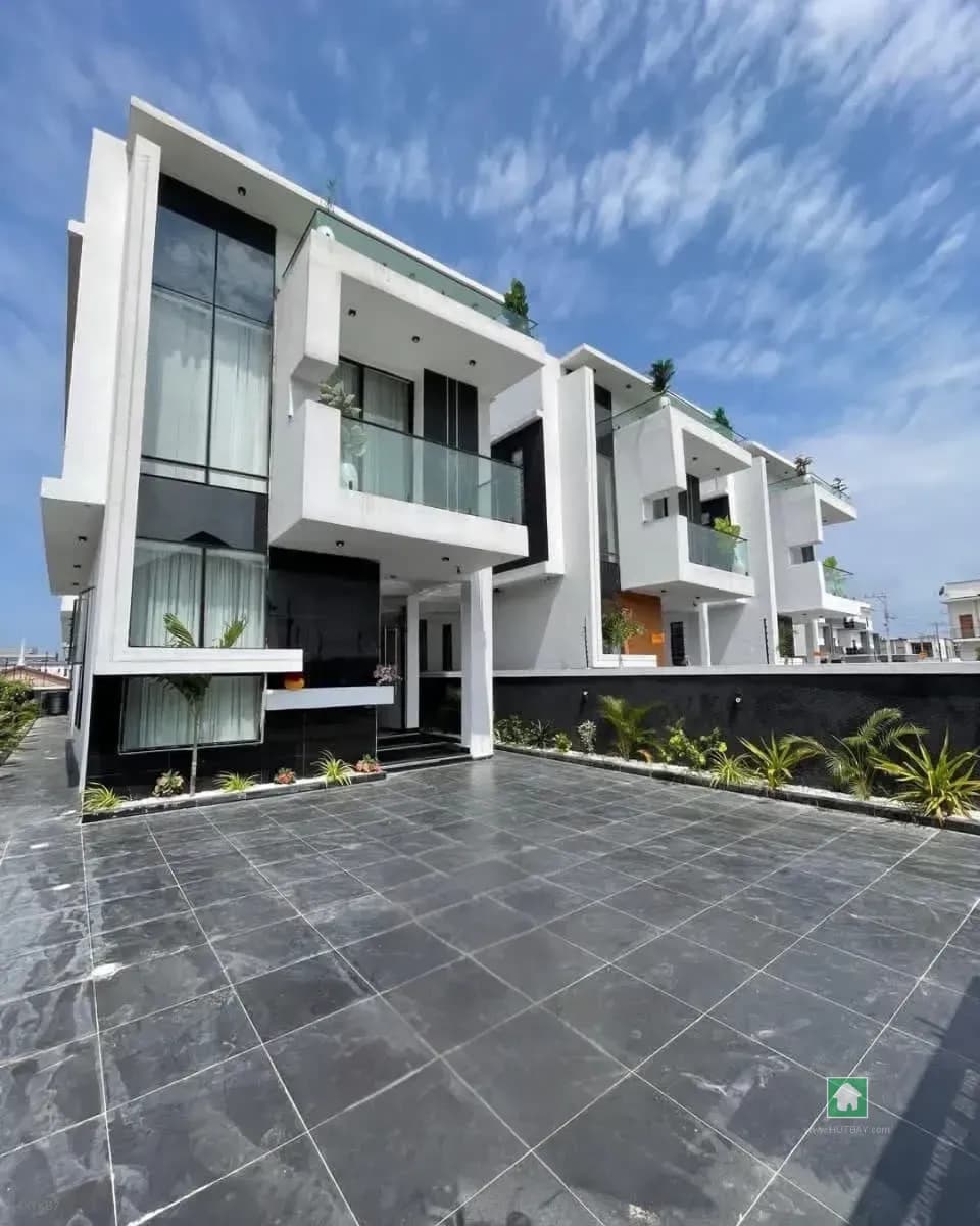 Ologolo, Lekki: 5-Bedroom Detached Home with Modern Amenities