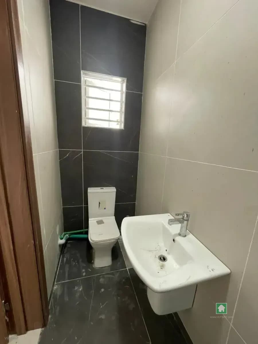 Commercial Property for Rent: 3-Bedroom Apartment at Sinari Daranijo Street, Victoria Island