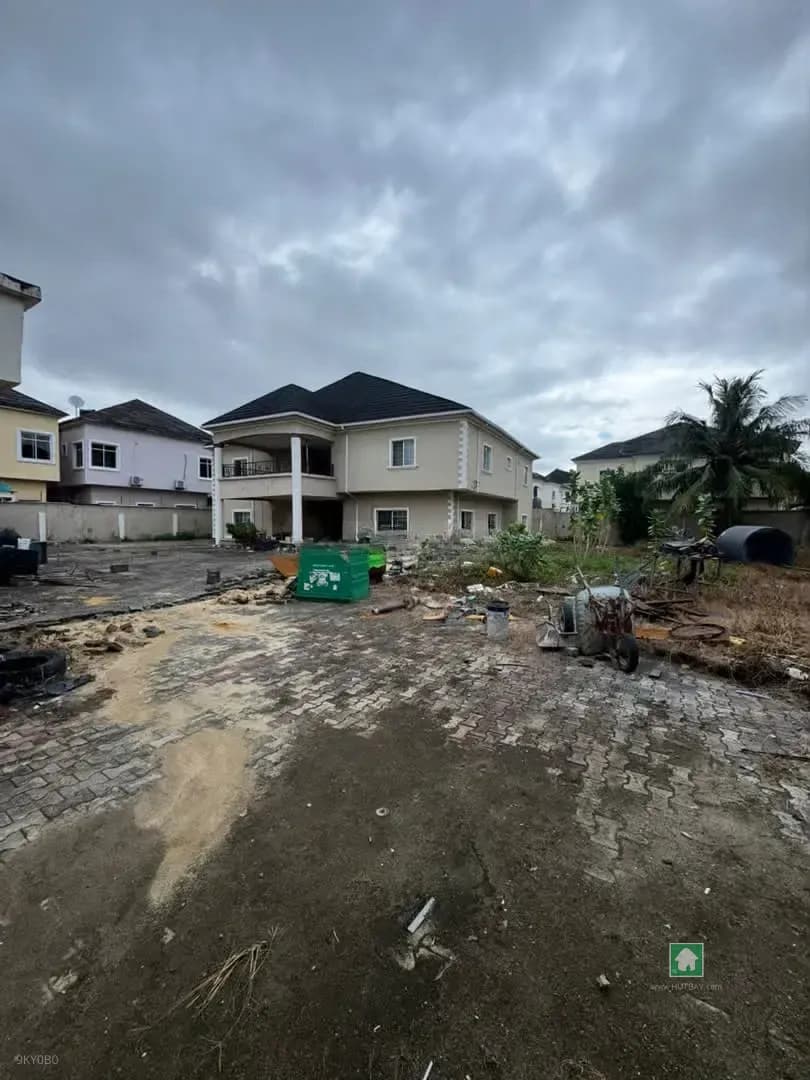 1,200 Sqm Land in Lekki with Detached House