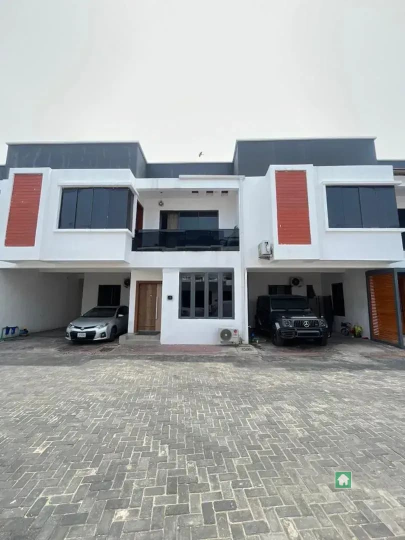 Ologolo, 4 Bed Terrace - 24/7 Power & 5 Toilets