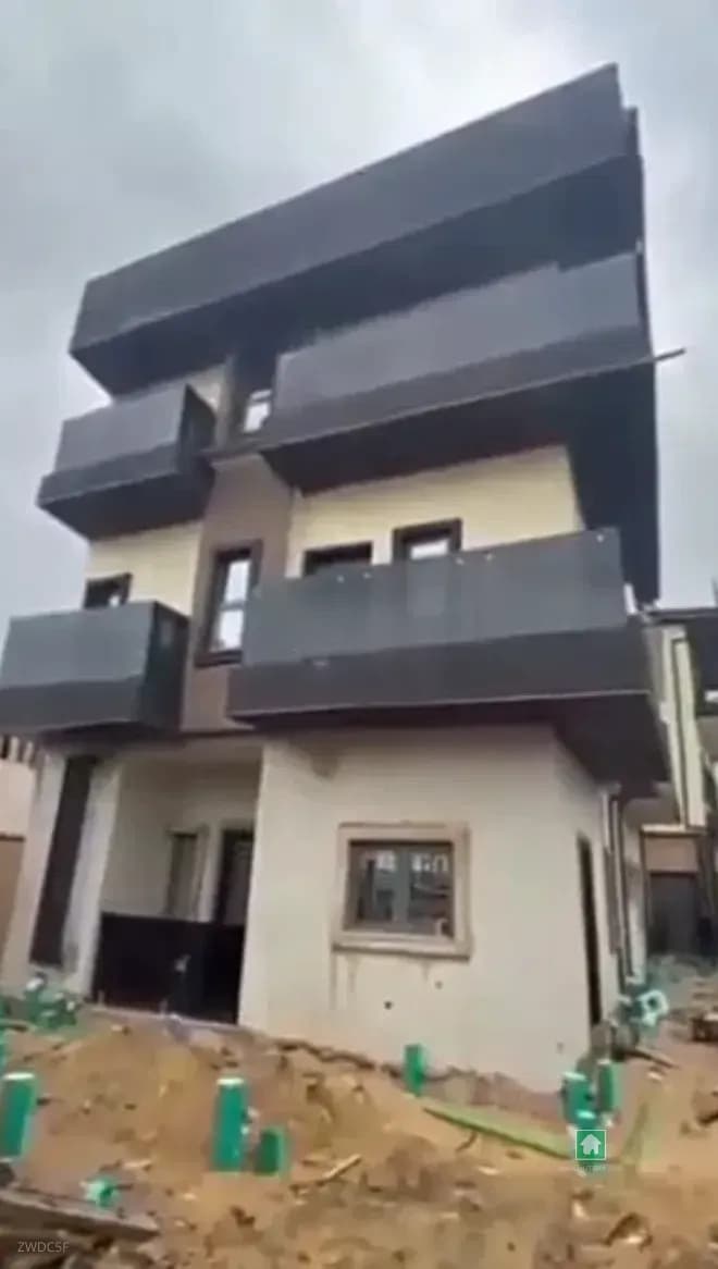 3 Bedroom Flat in Sholuyi, Gbagada