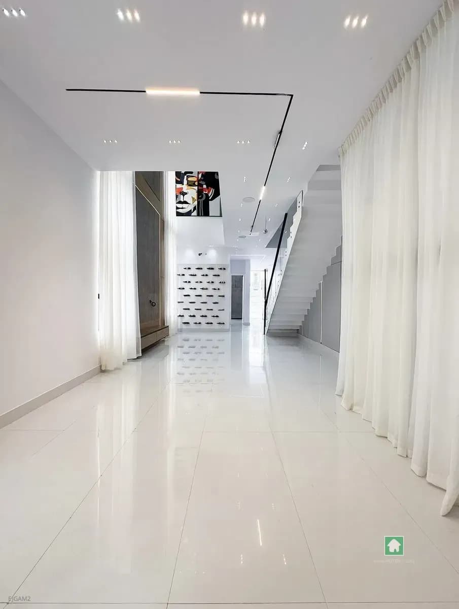 Detached Duplex in Ikota, Lekki, Lagos - 5 Bedrooms, 6 Bathrooms, 350 Sqm