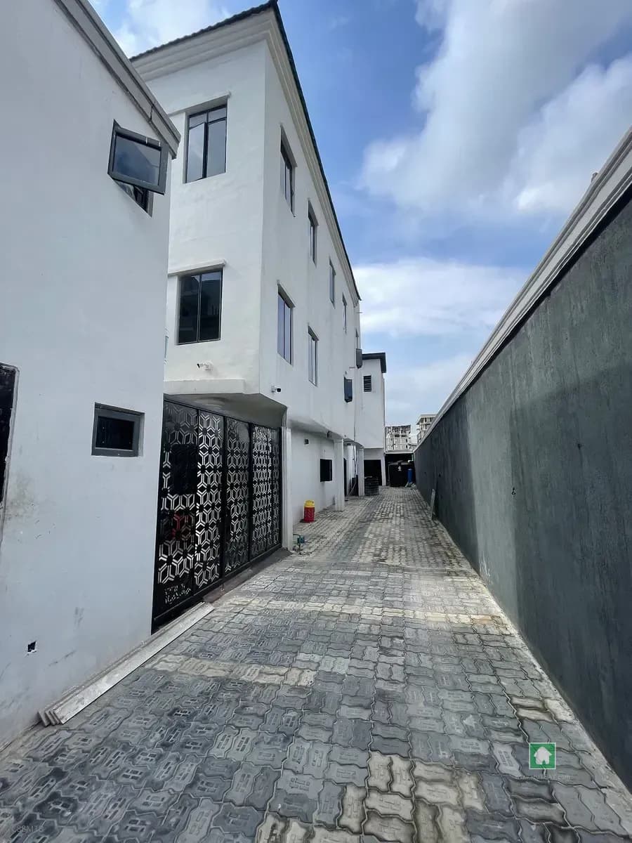 2-Bedroom Flat Apartment for Rent in Lekki Phase 1
