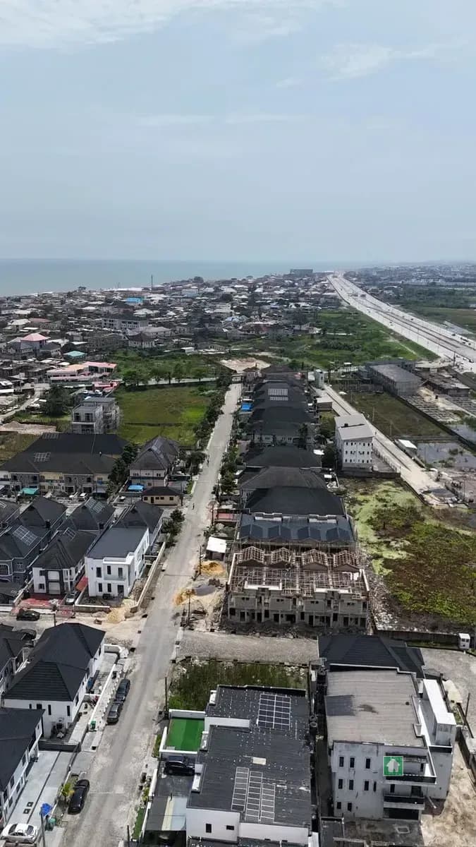 3-Bedroom Terrace with 4 Toilets, 3 Bathrooms, and Modern Amenities in Okun Ajah