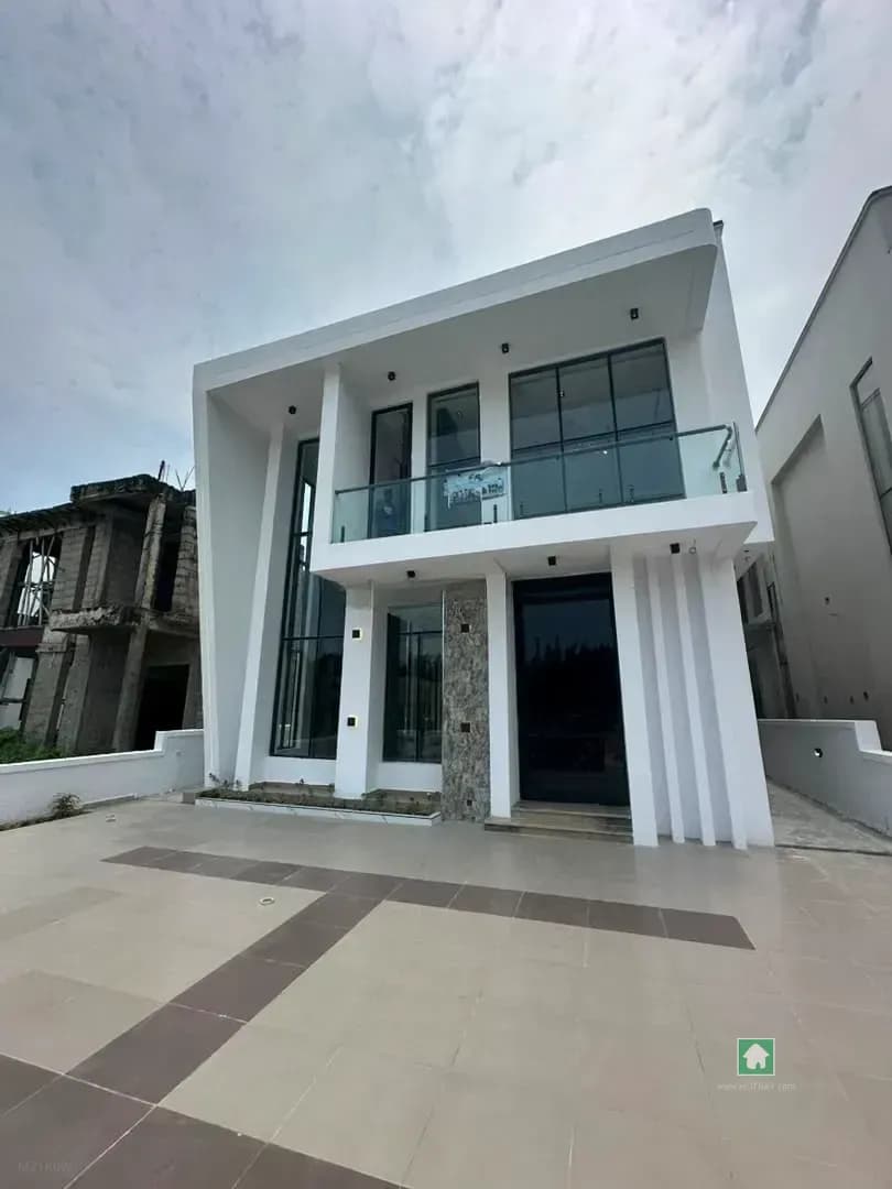 Five-bedroom Detached House in Ikota, Lekki